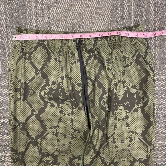 Lululemon Jet Crop (Slim) *Luxtreme Ziggy Snake Fatigue Green Gator Green Sz 6 - Picture 8 of 13